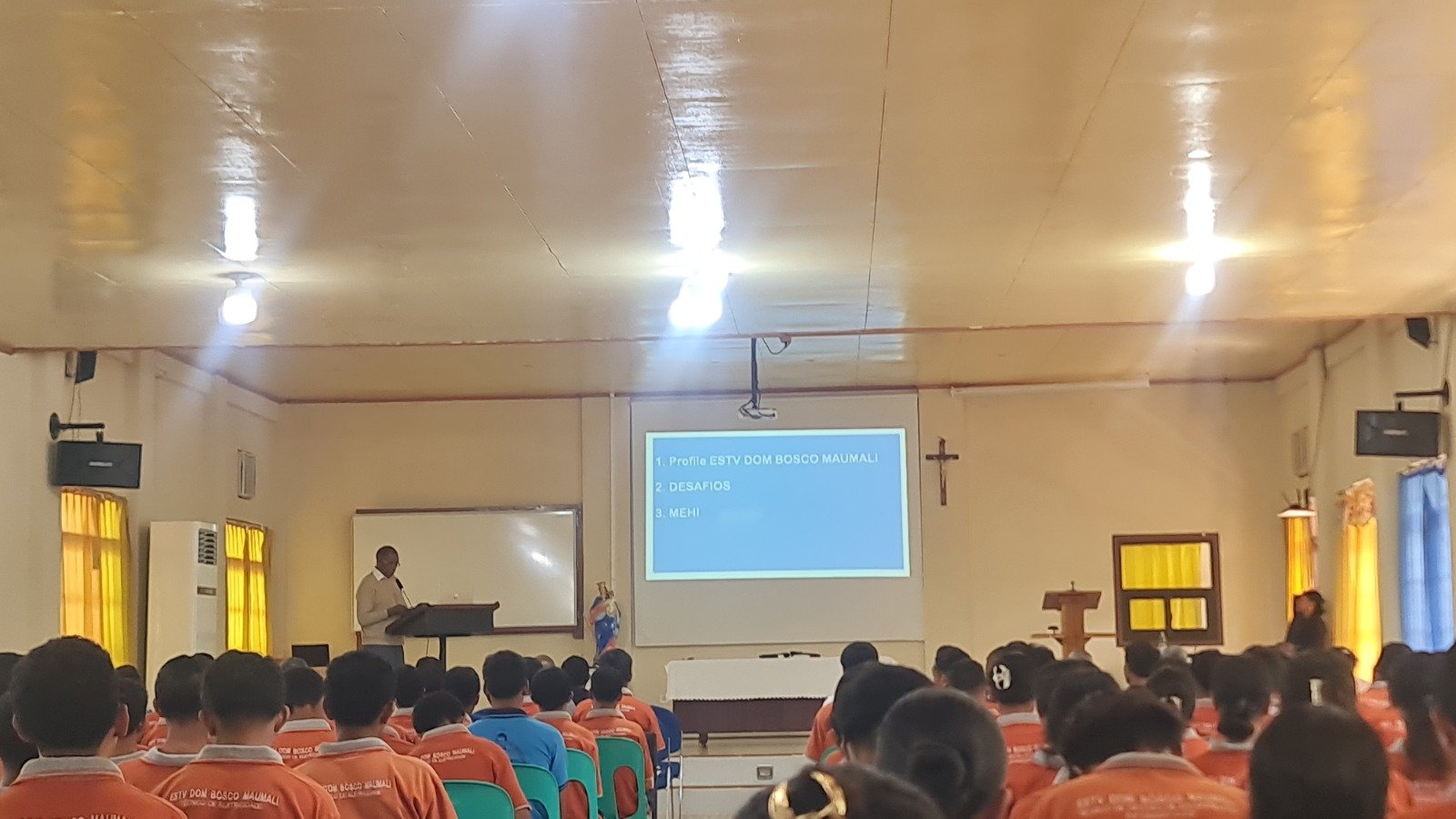 Slide Presentasi Profil dan Tantangan (Desafios)