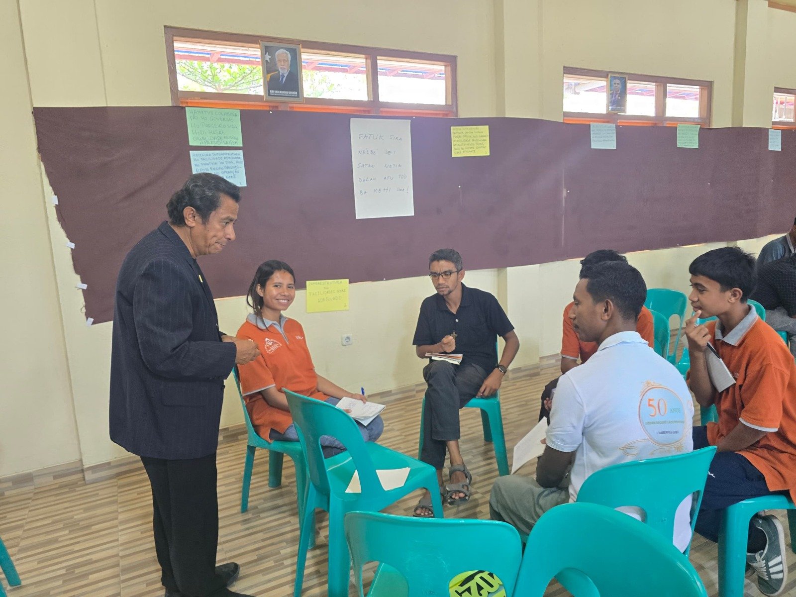 Diskusi kelompok siswa dengan guru pendamping