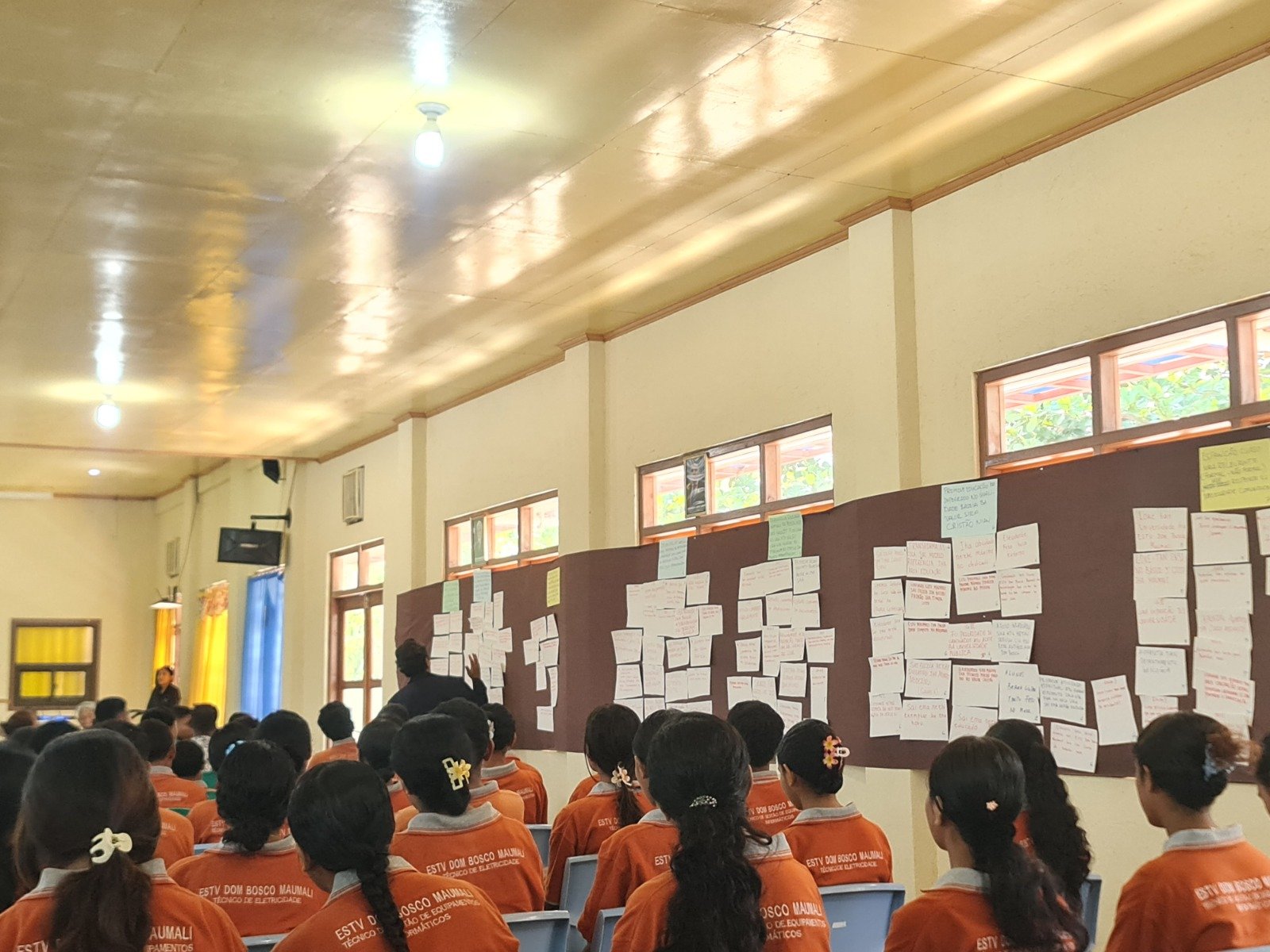 Wide shot dinding penuh tempelan kertas