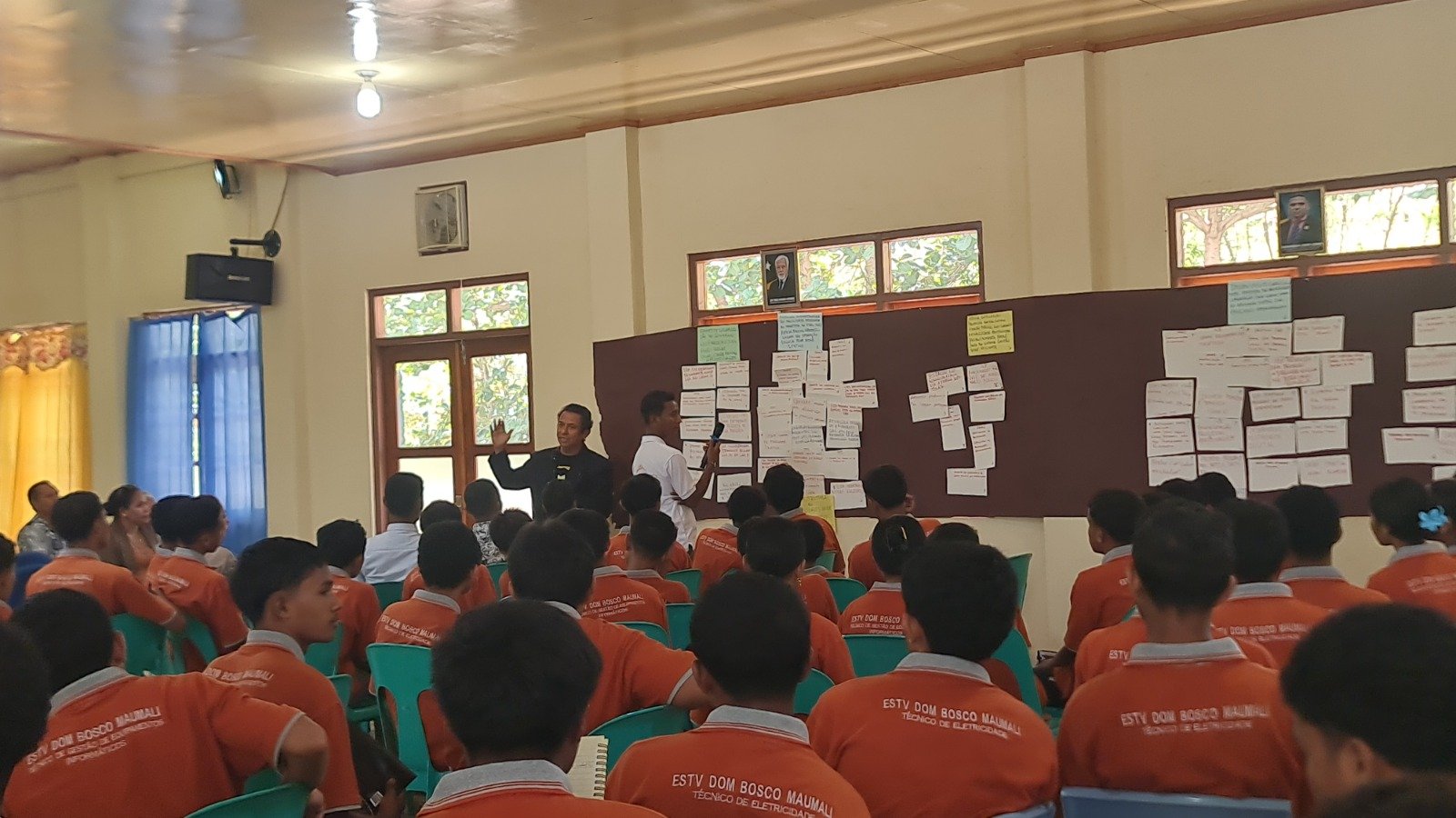 Siswa mempresentasikan hasil di depan dinding