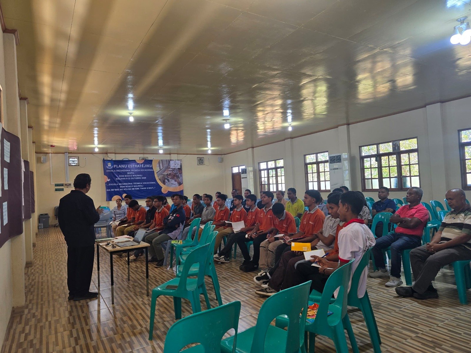 Peserta mendengarkan dengan seksama di Aula