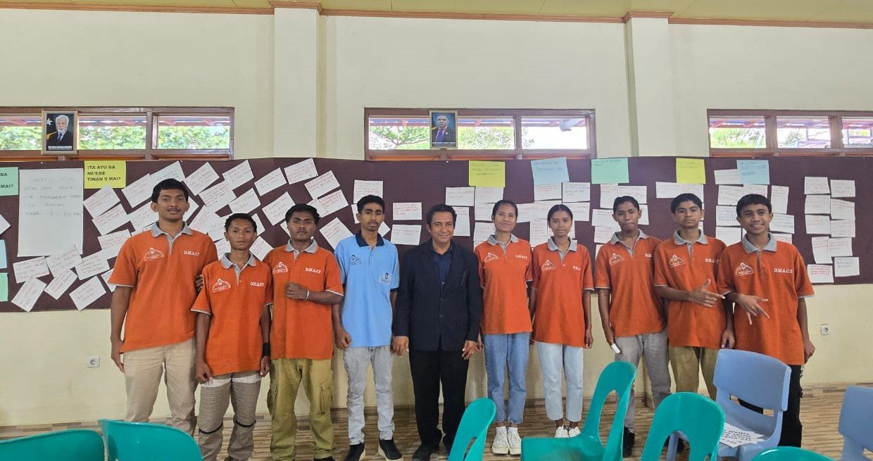 Foto bersama perwakilan siswa yang ceria