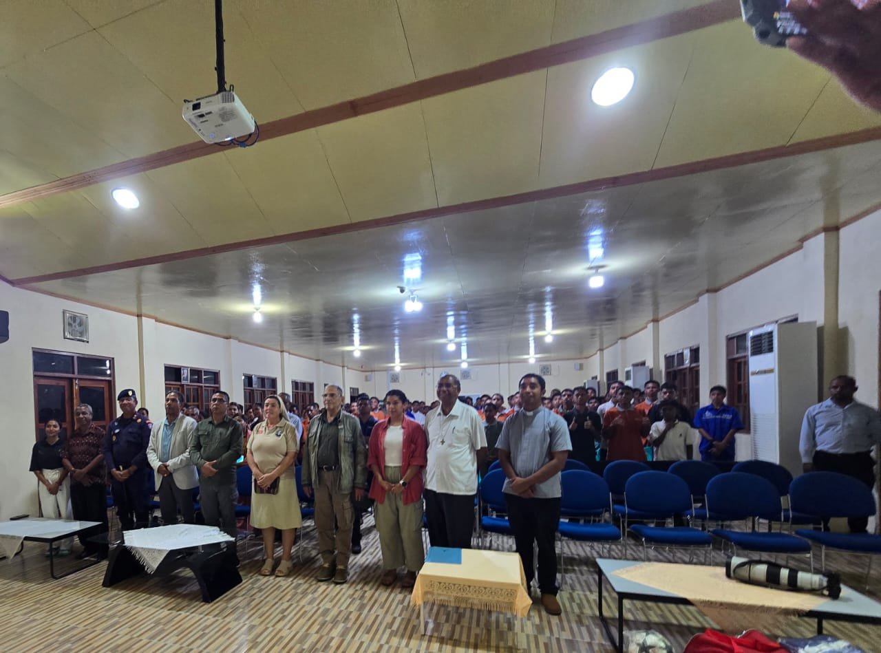 Perkumpulan di dalam hall sekolah